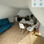 200 M - Rue Pietonne A 300 M - Jardin *