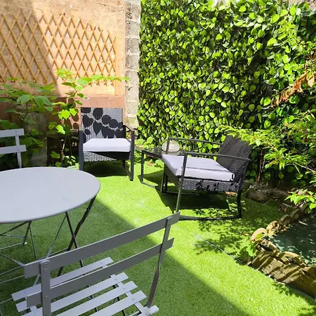 200 M - Rue Pietonne A 300 M - Jardin *