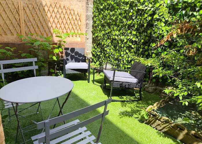 200 M - Rue Pietonne A 300 M - Jardin *